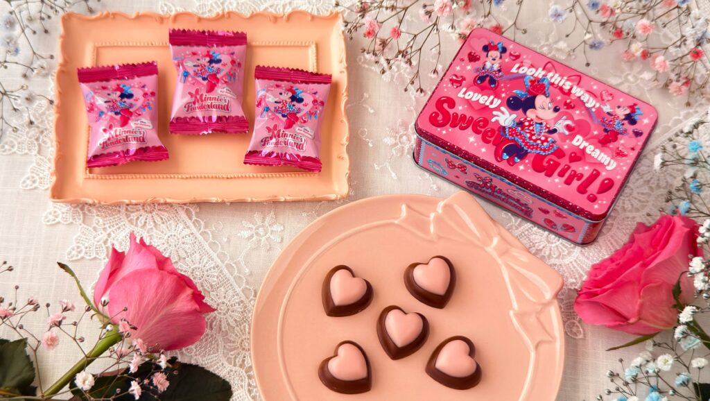 東京ディズニーリゾート__ディズニー・パルパルーザ ミニーのファンダーランド限定「チョコレート（ストロベリー風味＆ミルク」のパッケージや個包装などが並んでいる様子