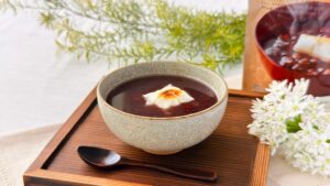 無印良品_お餅がのった「北海道産小豆ともち麦のぜんざい」が置いてある様子