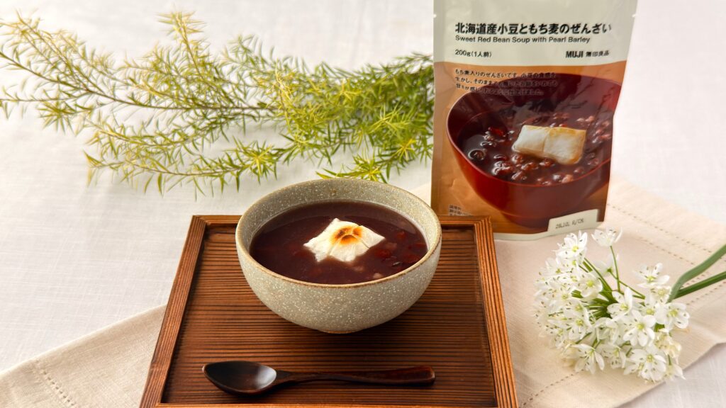 無印良品_お餅がのった「北海道産小豆ともち麦のぜんざい」とパッケージ