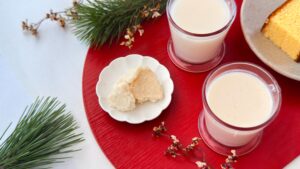 甘酒_酒粕や甘酒、カステラが並んでいる様子