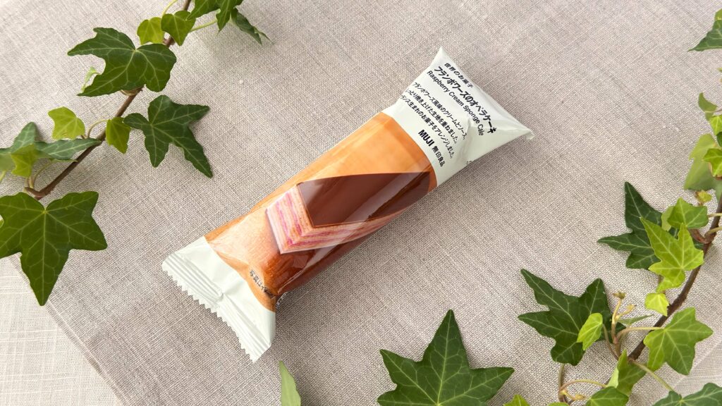 無印良品_葉っぱに囲まれた「世界のお菓子 フランボワーズのオペラケーキ」のパッケージ