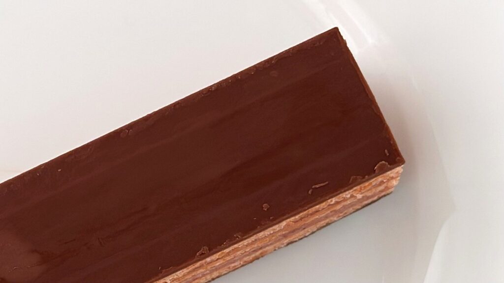 無印良品_「世界のお菓子 フランボワーズのオペラケーキ」の表面