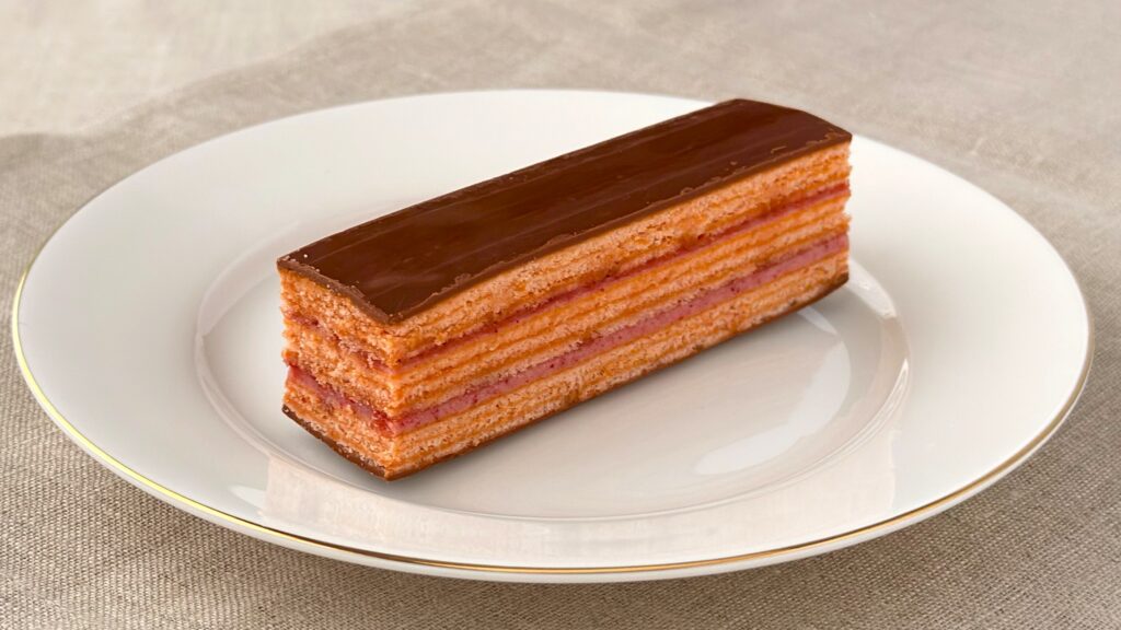 無印良品_「世界のお菓子 フランボワーズのオペラケーキ」のパッケージ開け