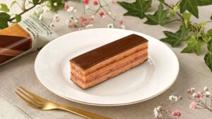 無印良品_「世界のお菓子 フランボワーズのオペラケーキ」の皿のせとパッケージ