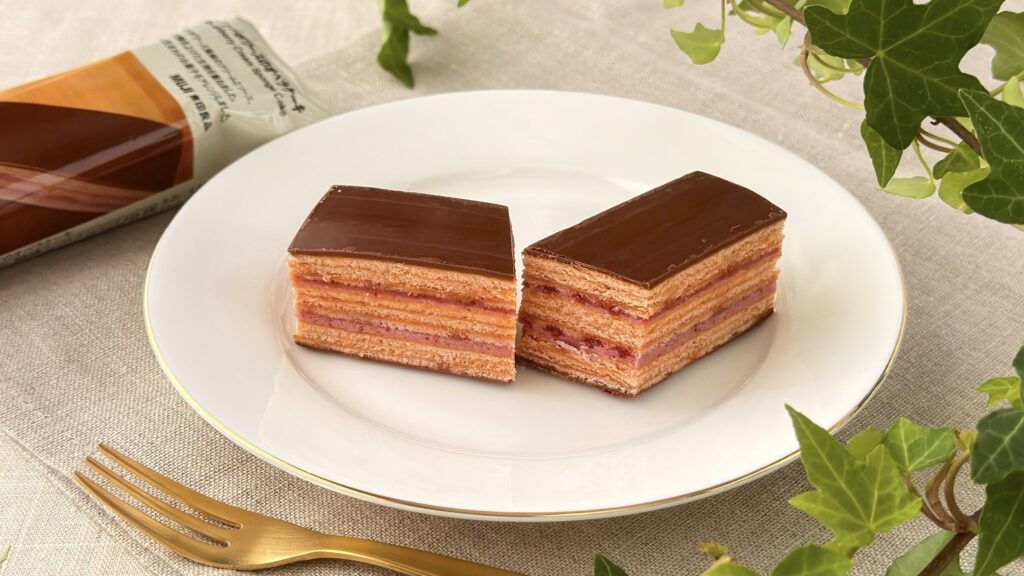 無印良品_カットした「世界のお菓子 フランボワーズのオペラケーキ」