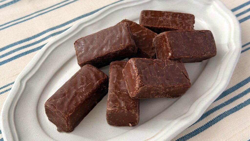 ハリボー_「チャマローズソフトキス(チョコマシュマロ)」の皿盛り