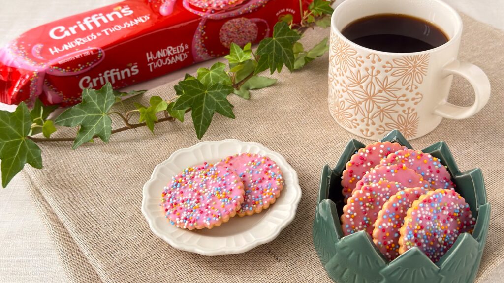 グリフィンズ_「ハンドレッド アンド サウザンズ」の皿盛りとコーヒーが並んでいる様子