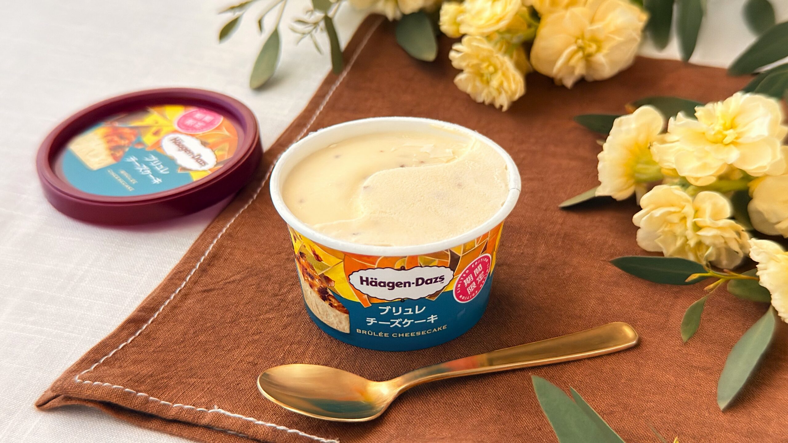 ハーゲンダッツ_「ブリュレチーズケーキ」とスプーンが並んでいる様子