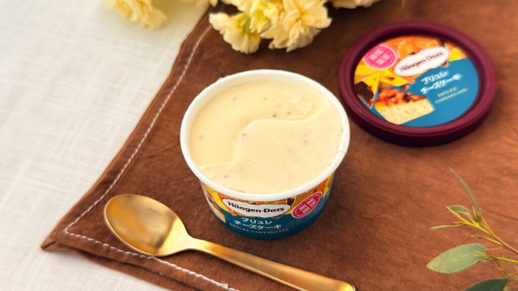 ハーゲンダッツ_「ブリュレチーズケーキ」のパッケージふた開け