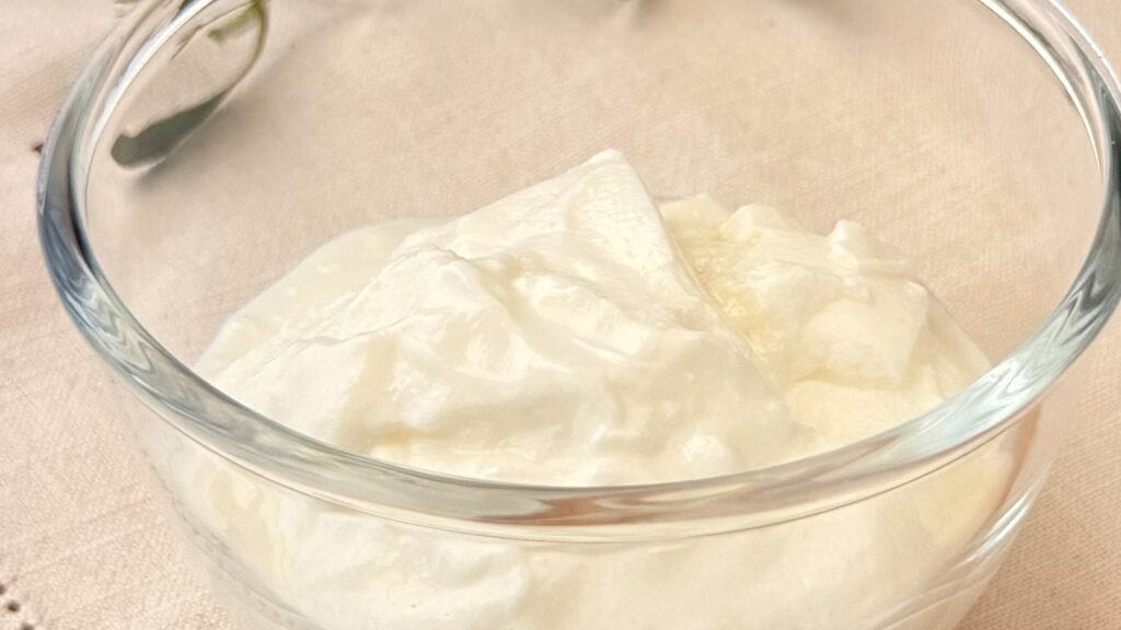 タカナシ乳業株式会社_「北海道とろける生クリームヨーグルト」の皿盛り