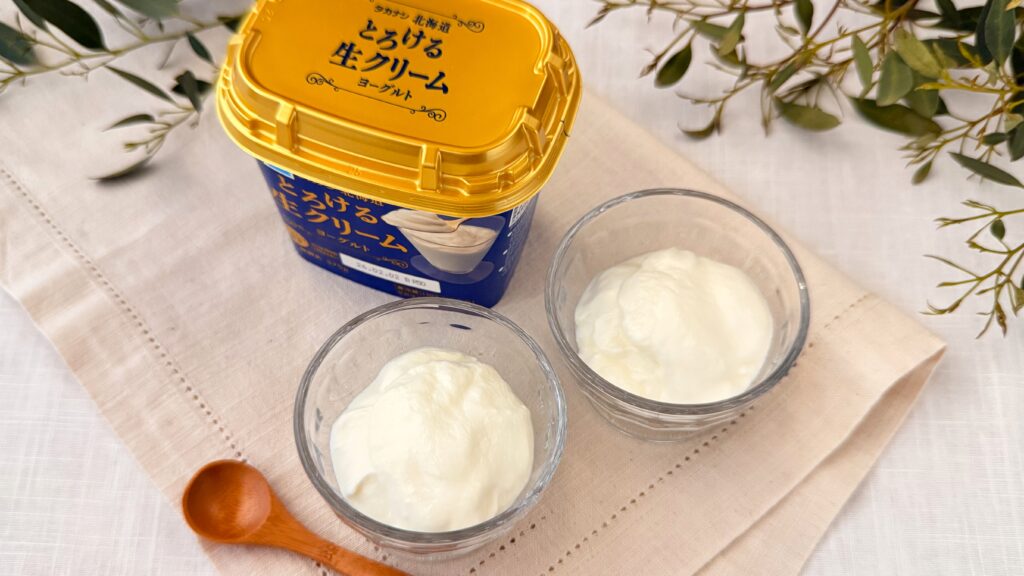 タカナシ乳業株式会社_「北海道とろける生クリームヨーグルト」の皿盛りとスプーンが並んでいる様子