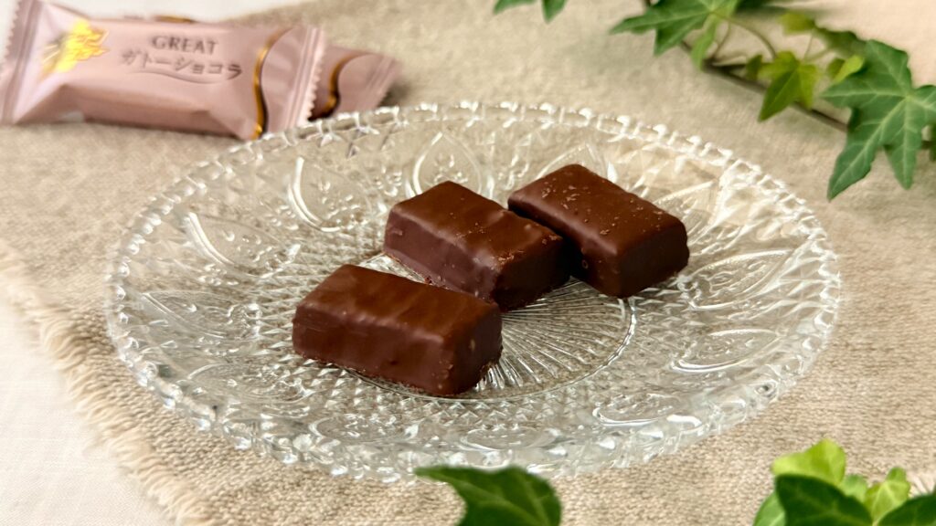 有楽製菓_「ブラックサンダーGREATガトーショコラ」の個包装と皿盛り