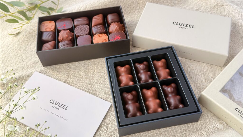 クルイゼル_パッケージのふたを開けた「コフレ・ル・ショコラ No.15」と「ギモーヴベア」が並んでいる様子