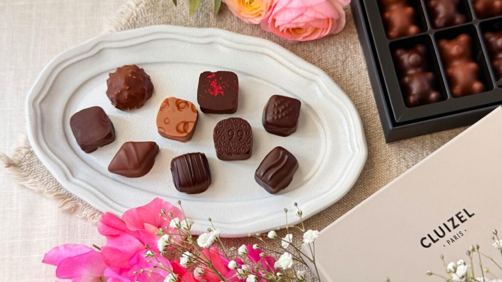 クルイゼル_「コフレ・ル・ショコラ No.15」の皿盛りと「ギモーヴベア」のパッケージ開け