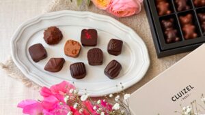 クルイゼル_「コフレ・ル・ショコラ No.15」の皿盛りと「ギモーヴベア」のパッケージ開け