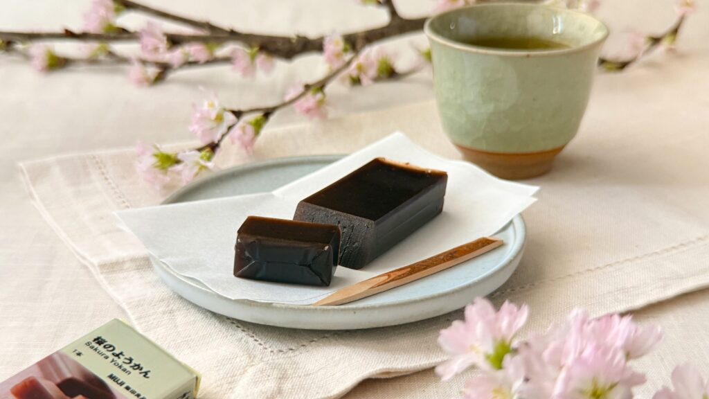 無印良品_パッケージから取り出した「桜のようかん」の中身とお茶