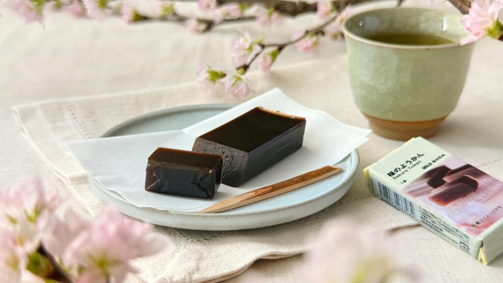 無印良品_カットした「桜のようかん」の皿のせとお茶が並んでいる様子