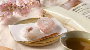 無印良品_「桜のクリーム大福アソート」の2種類の大福の皿盛りとお茶