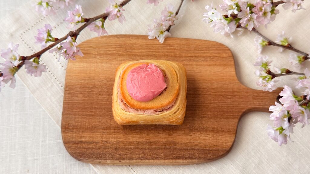 カルディ_袋から取り出した「シナモンロール 桜」