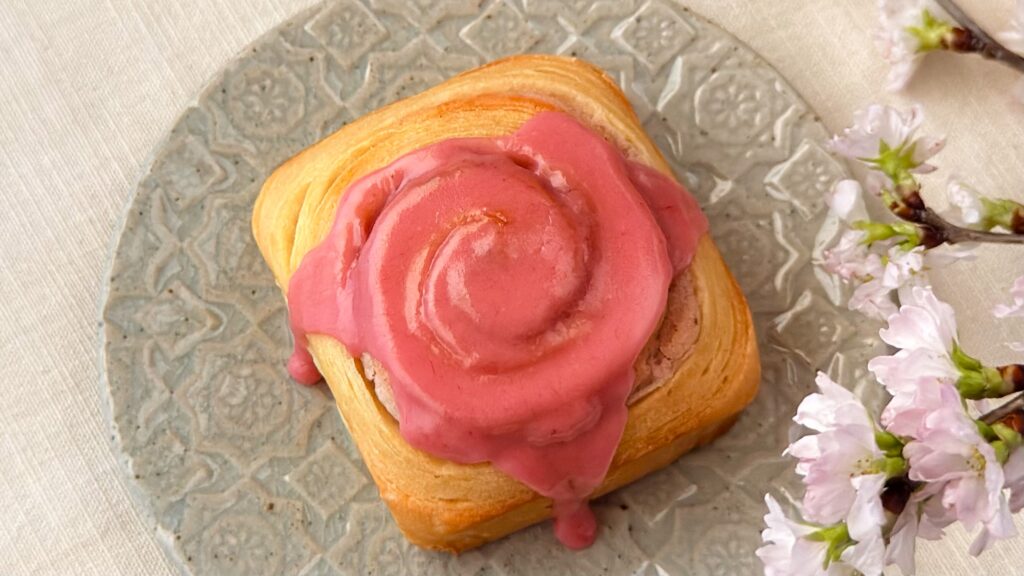 カルディ_「シナモンロール 桜」の皿のせと桜