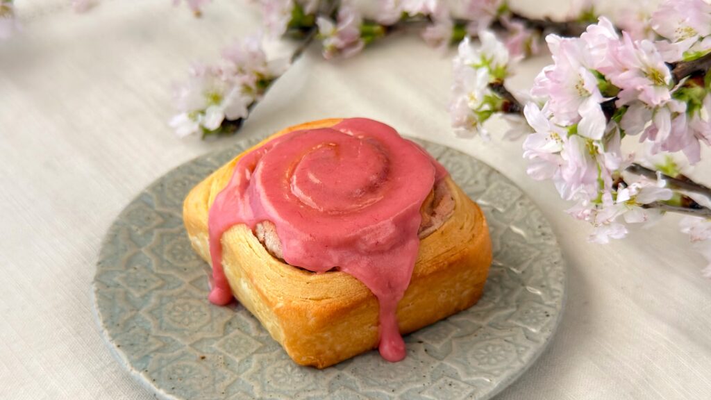 カルディ_アイシングがとろけている「シナモンロール 桜」