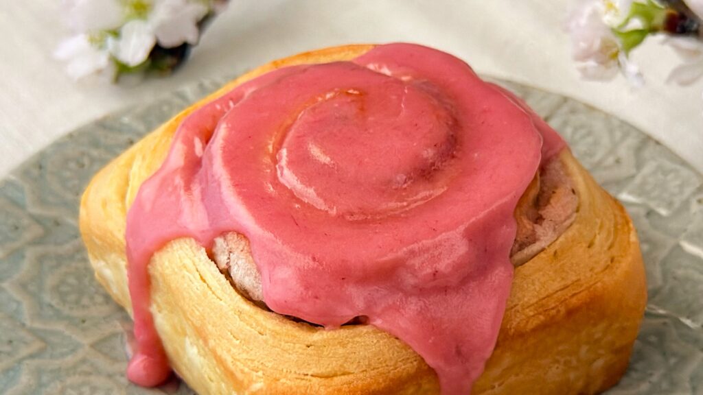 カルディ_温めた「シナモンロール 桜」の皿のせ