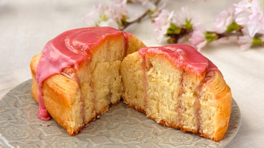 カルディ_温めた「シナモンロール 桜」の断面