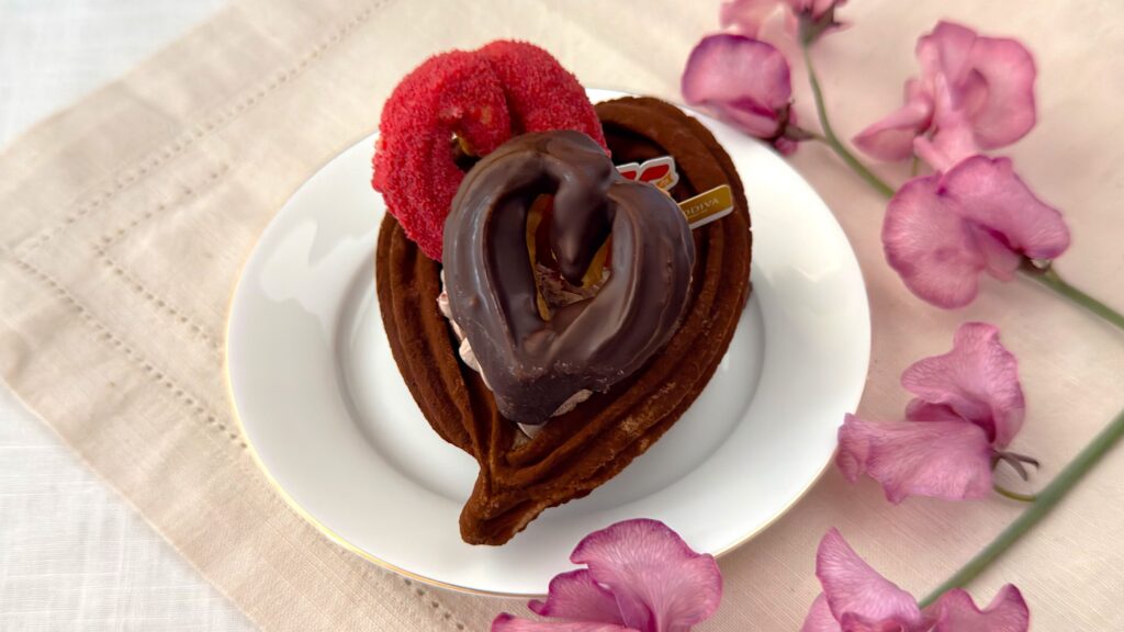 ミスタードーナツ_お花に囲まれた「トリオハート ショコラ＆プラリネ」