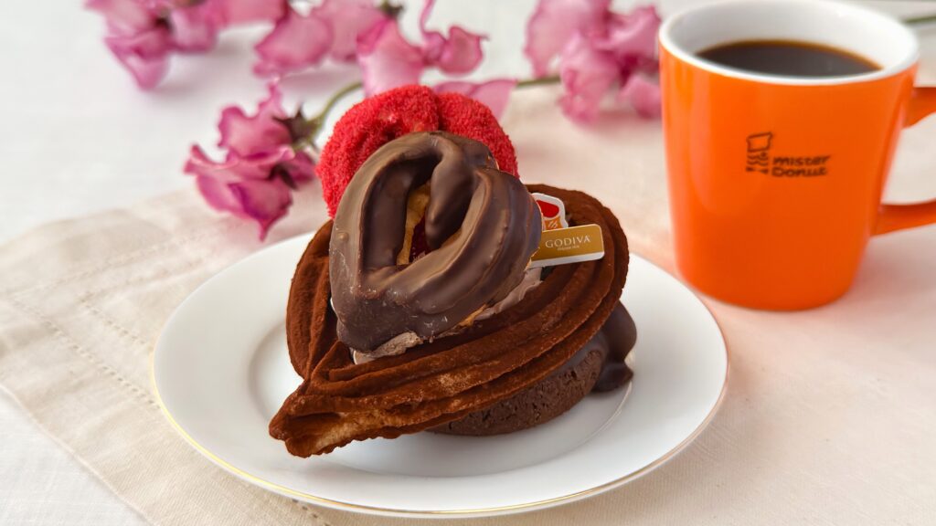 ミスタードーナツ_「トリオハート ショコラ＆プラリネ」の皿のせとコーヒーが置いてある様子