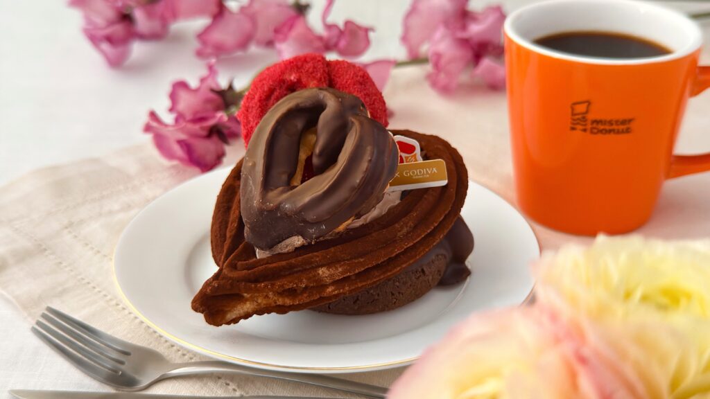 ミスタードーナツ_「トリオハート ショコラ＆プラリネ」とホットコーヒーが並んでいる様子