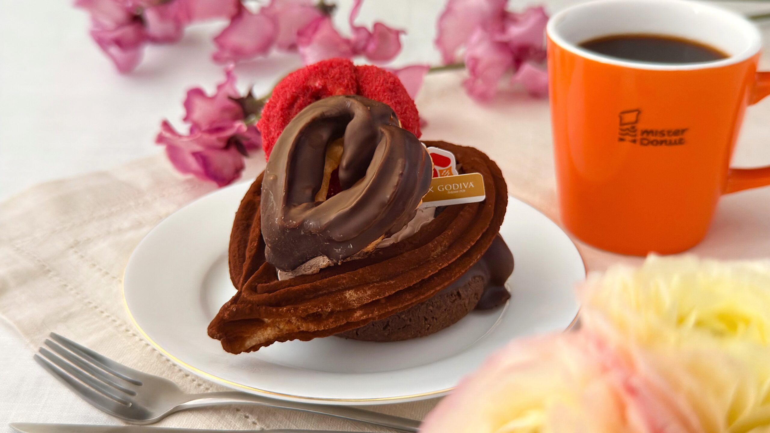 ミスタードーナツ_「トリオハート ショコラ＆プラリネ」とホットコーヒーが並んでいる様子