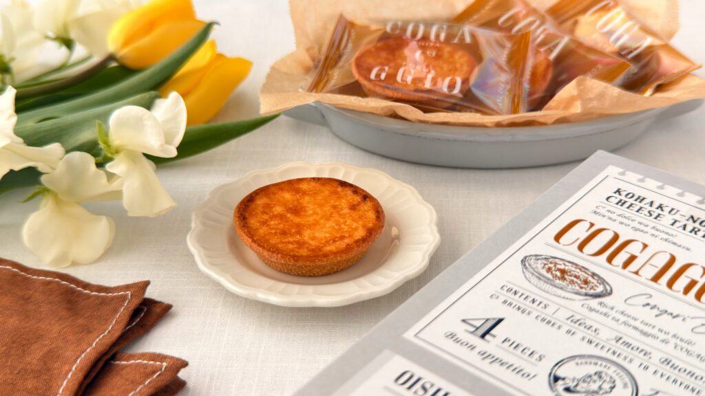 シーキューブ_「琥珀のチーズタルト コガッジオ」の皿のせとパッケージが並んでいる様子