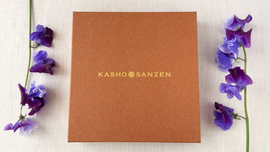 菓匠三全_「萩の調」のパッケージとお花が置いてある様子