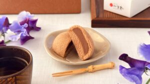 菓匠三全_「萩の調」の皿のせとコーヒーが置いてある様子