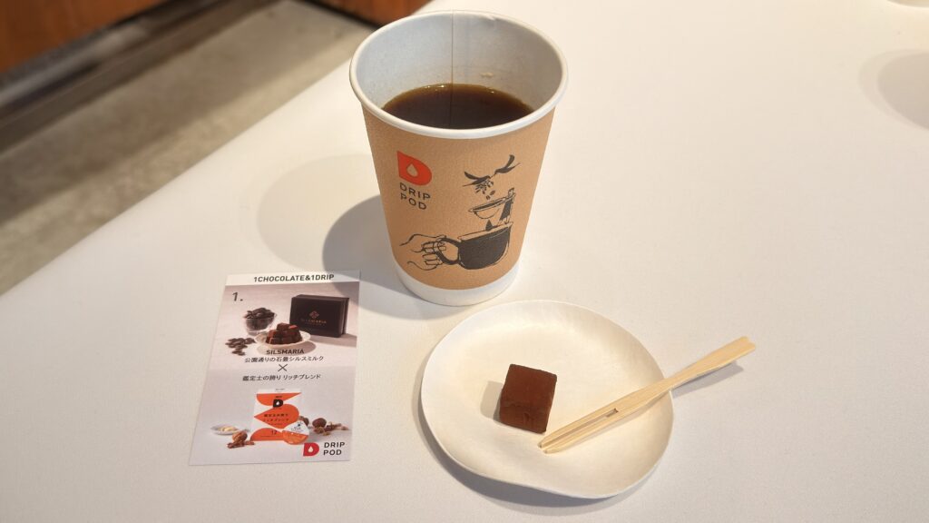 UCC_DRIP POD「鑑定士の誇り リッチブレンド」と「公園通りの石畳シルスミルク（生チョコレート）」の皿のせ
