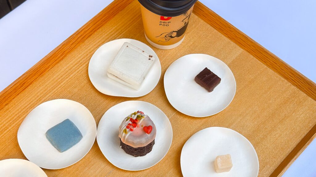 UCC_ドリップポッド「1CHOCOLATE＆1DRIP」2026のスイーツとカップが並んでいる様子