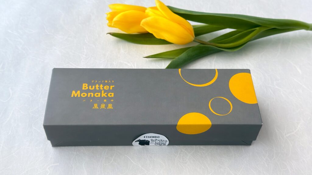 栄泉堂_「バター最中6個入り」のパッケージとチューリップが並んでいる様子