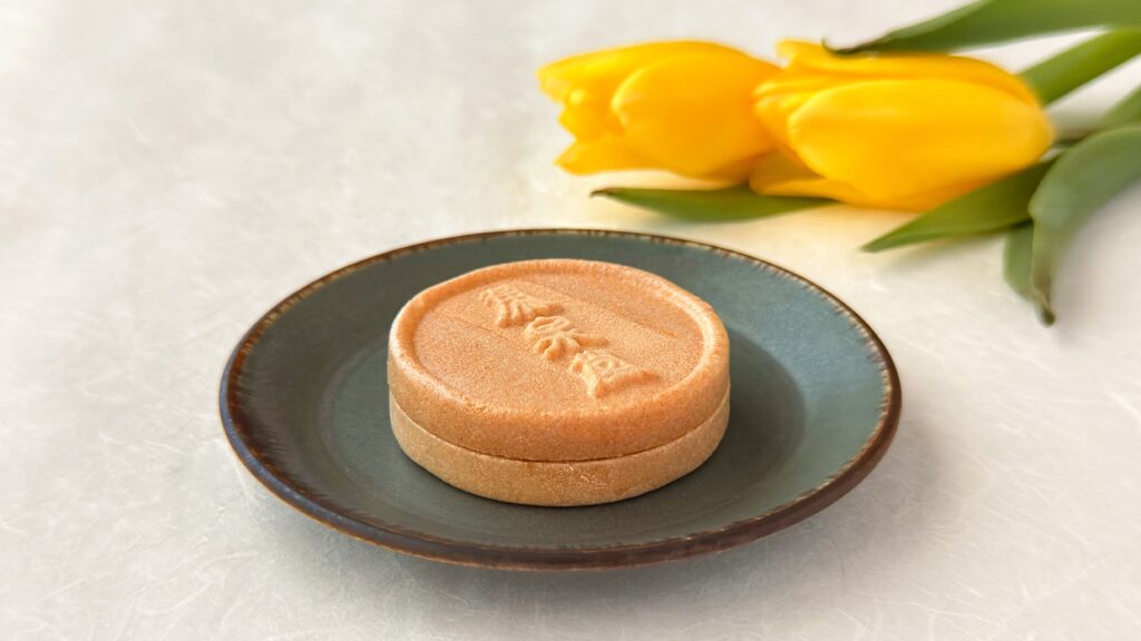 栄泉堂_「バター最中6個入り」の皿のせとチューリップが並んでいる様子