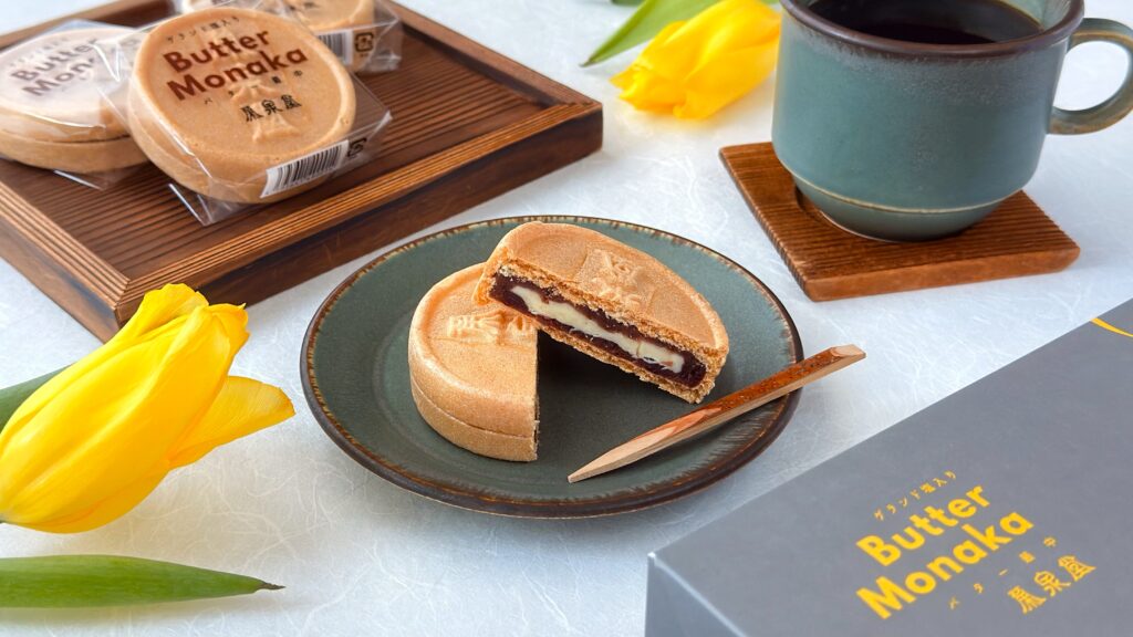 栄泉堂_「バター最中」の皿のせやコーヒー、チューリップが置いてある様子