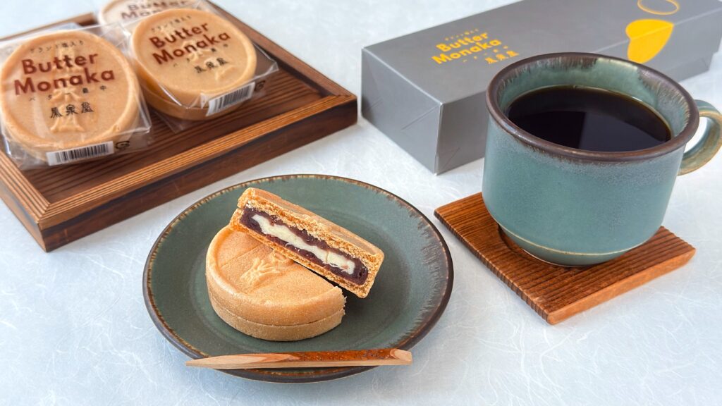 栄泉堂_テーブルに置いた「バター最中」の皿のせとコーヒー