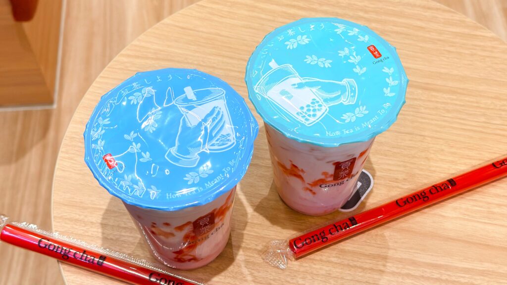 ゴンチャ_「春が来た、いいお茶しよう」のカップシールがついたカップが置いてある様子