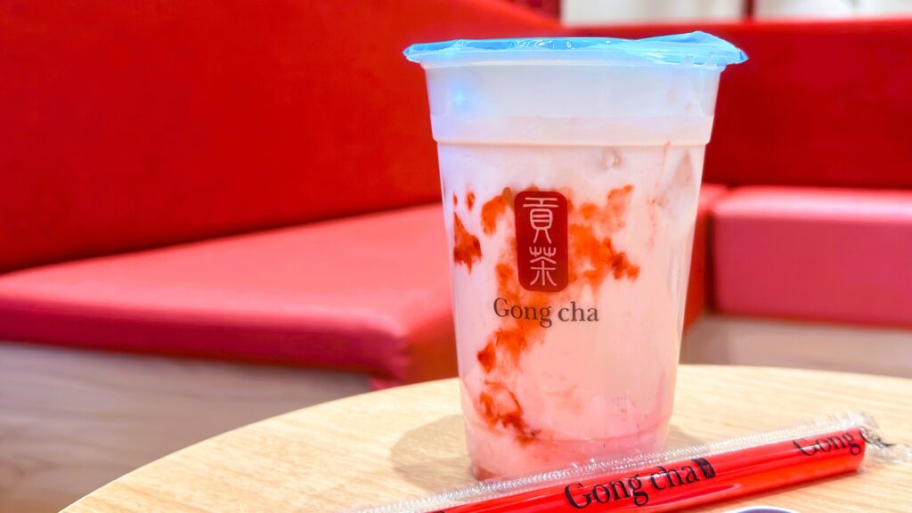 ゴンチャ_「いちご杏仁 ミルクティー 」がテーブルの上に置いてある様子