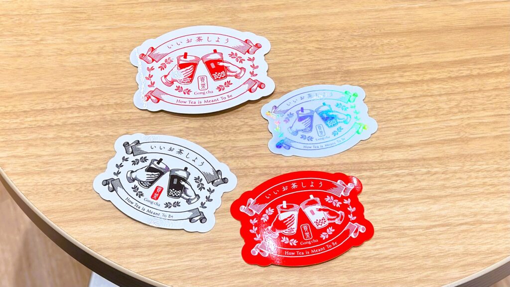 ゴンチャ_いちご杏仁購入時にランダムでもらえる4種類のステッカーが並んでいる様子