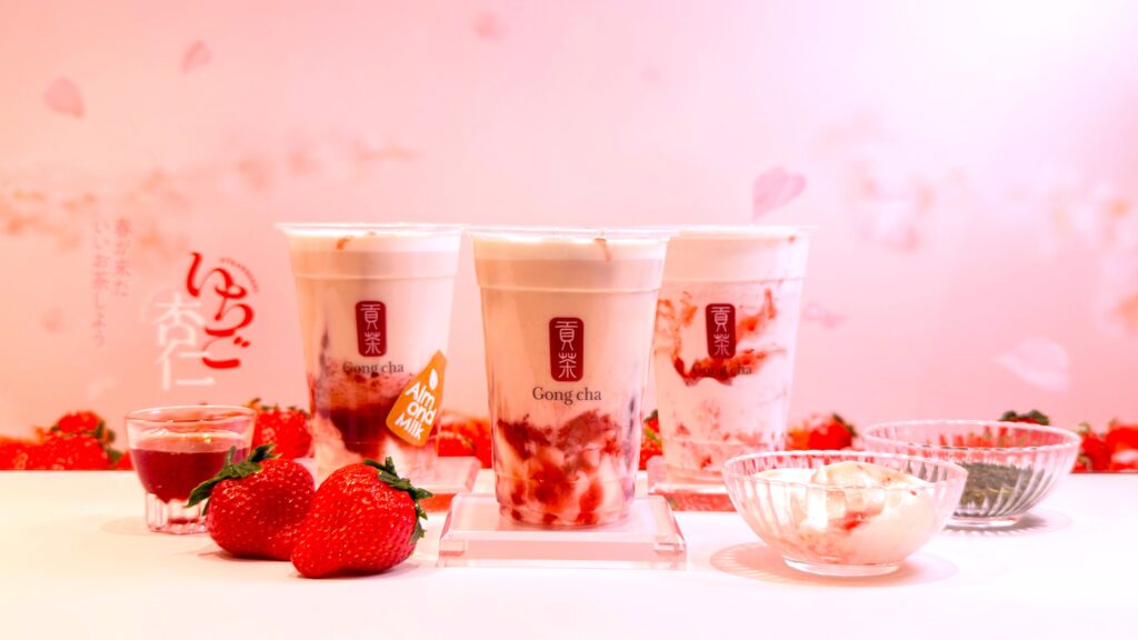 ゴンチャ_ディスプレイされた「いちご杏仁 ミルクティー」や「いちご杏仁 アーモンドミルクティー」「いちご杏仁 ジェラッティー」