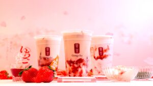 ゴンチャ_「いちご杏仁 ミルクティー」や「いちご杏仁 アーモンドミルクティー」「いちご杏仁 ジェラッティー」が並んでいる様子