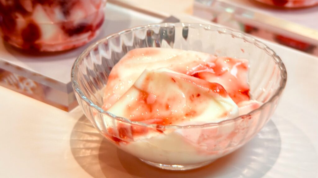 ゴンチャ_ガラス皿に盛り付けられた「いちご杏仁 トッピング」