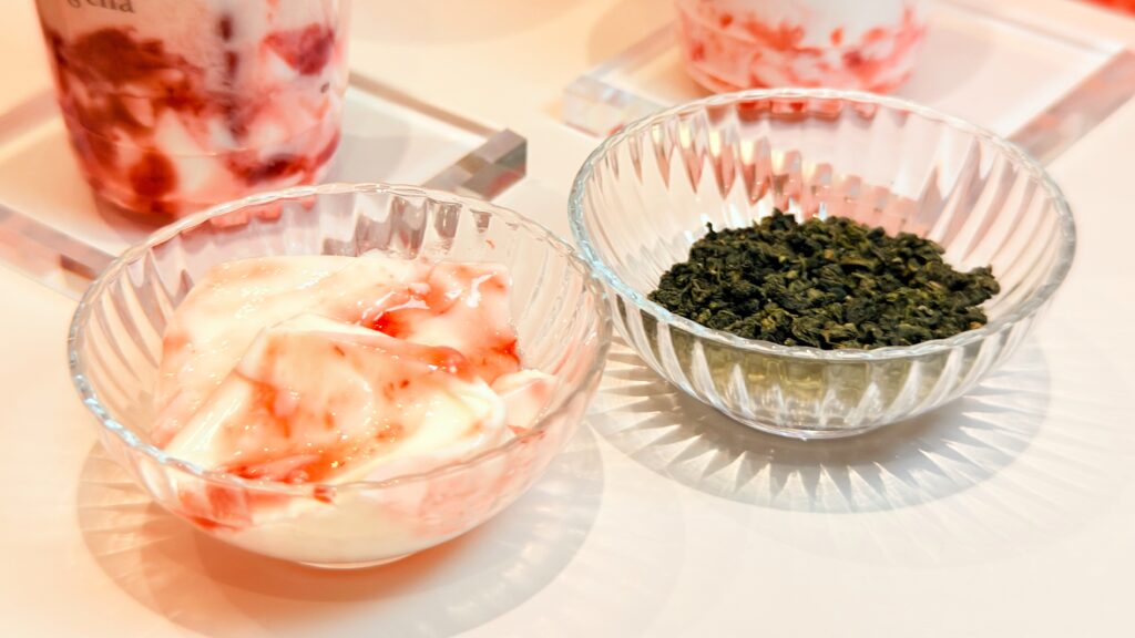 ゴンチャ_「いちご杏仁 」のいちご杏仁トッピングと阿里山ウーロンティーの茶葉