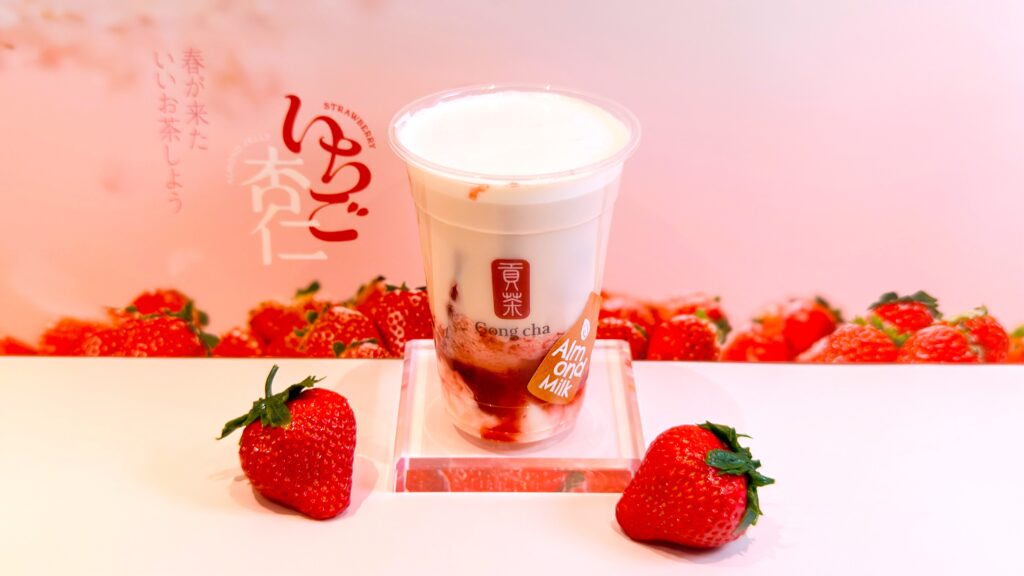 ゴンチャ_ディスプレイされた「いちご杏仁  アーモンドミルクティー 」