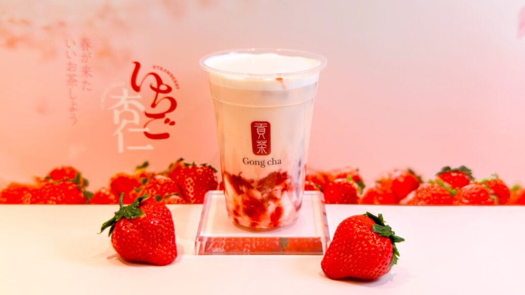 ゴンチャ_ディスプレイされた「いちご杏仁 ミルクティー 」