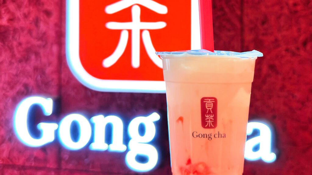 ゴンチャ_「いちご杏仁 ミルクティー」を持っている様子